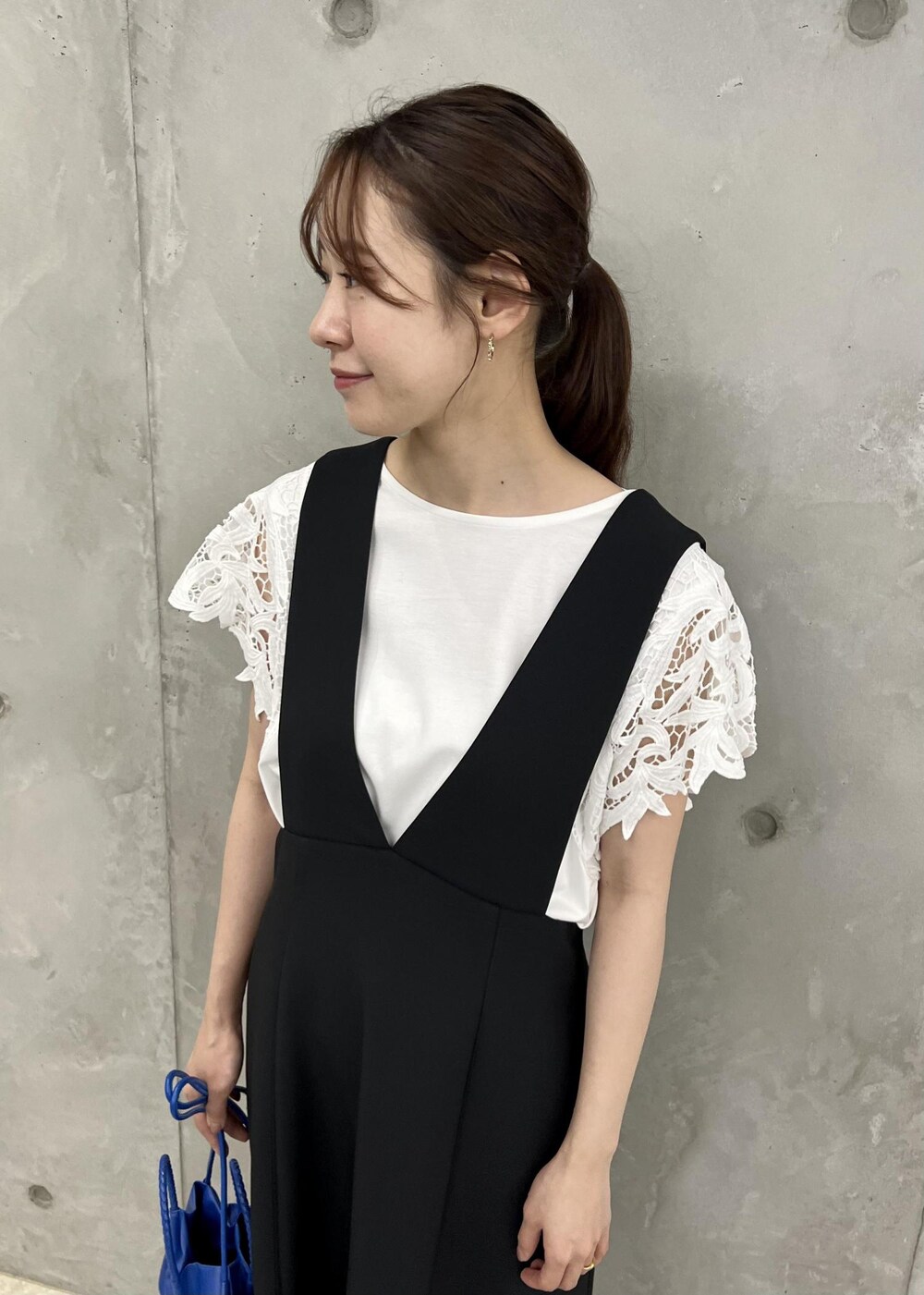 ブラック系のサンダル、ホワイト系のTシャツ/カットソー、ブルー系のショルダーバッグを着用したレディースの夏コーディネートの4枚目の写真