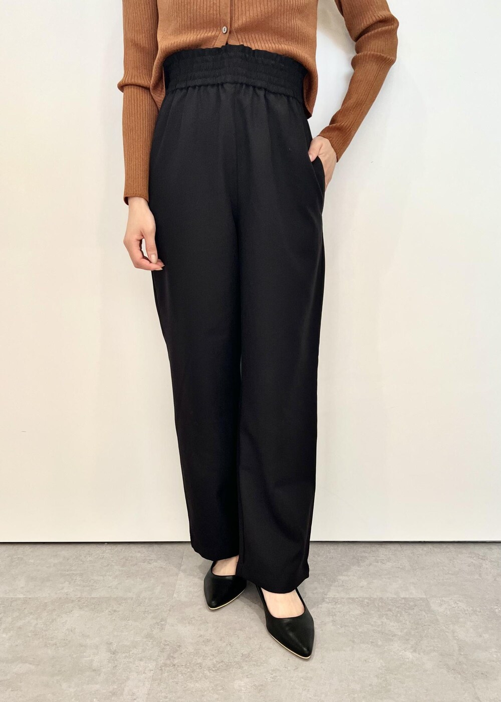 ブラック系のトートバッグ、ブラック系のその他パンツ、ブラウン系のカーディガン/ボレロを着用したレディースの秋コーディネートの7枚目の写真