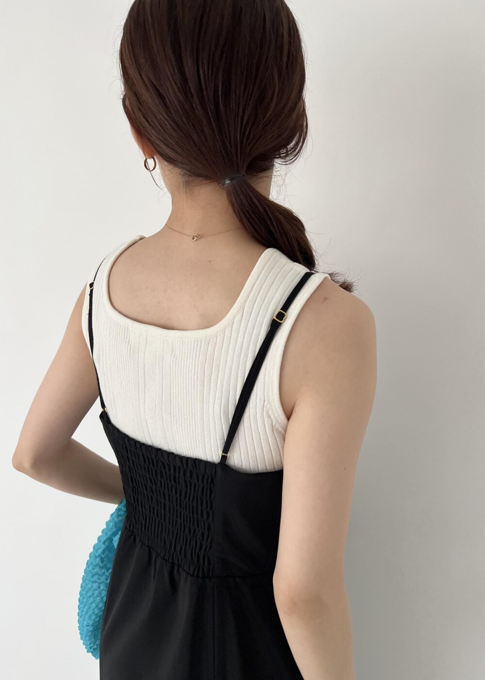 ブラック系のワンピース、ホワイト系のタンクトップ、ブラック系のサンダルを着用したレディースの夏コーディネートの8枚目の写真