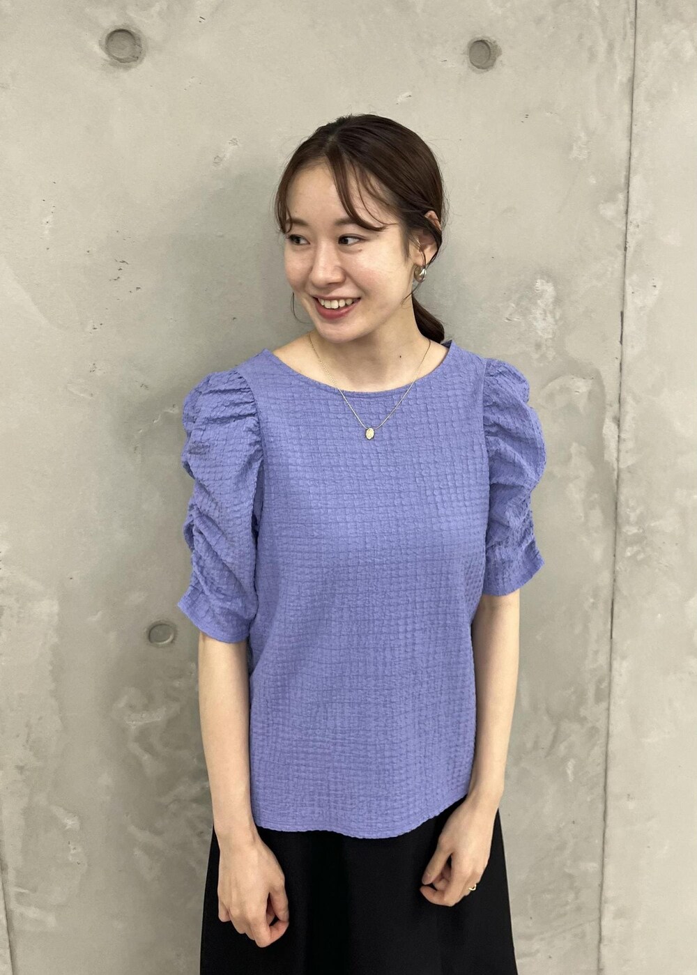 ブルー系のTシャツ/カットソー、ブラック系のサンダル、ブラック系のスカートを着用したレディースの夏コーディネートの4枚目の写真