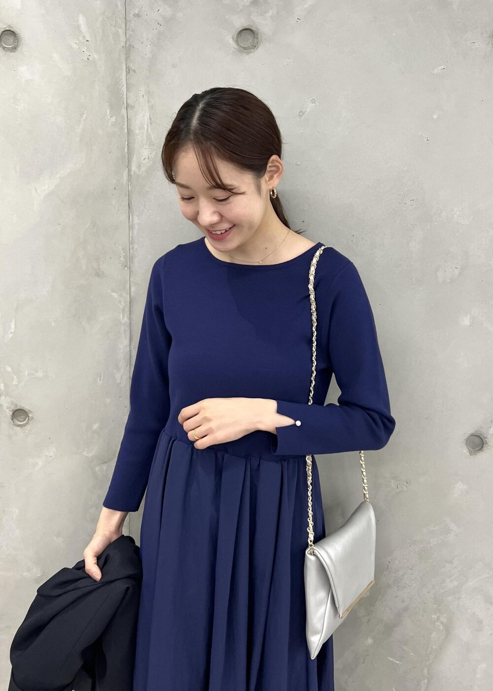 シルバー系のショルダーバッグ、ブラック系のサンダル、ブルー系のテーラードジャケットを着用したレディースの夏コーディネートの5枚目の写真