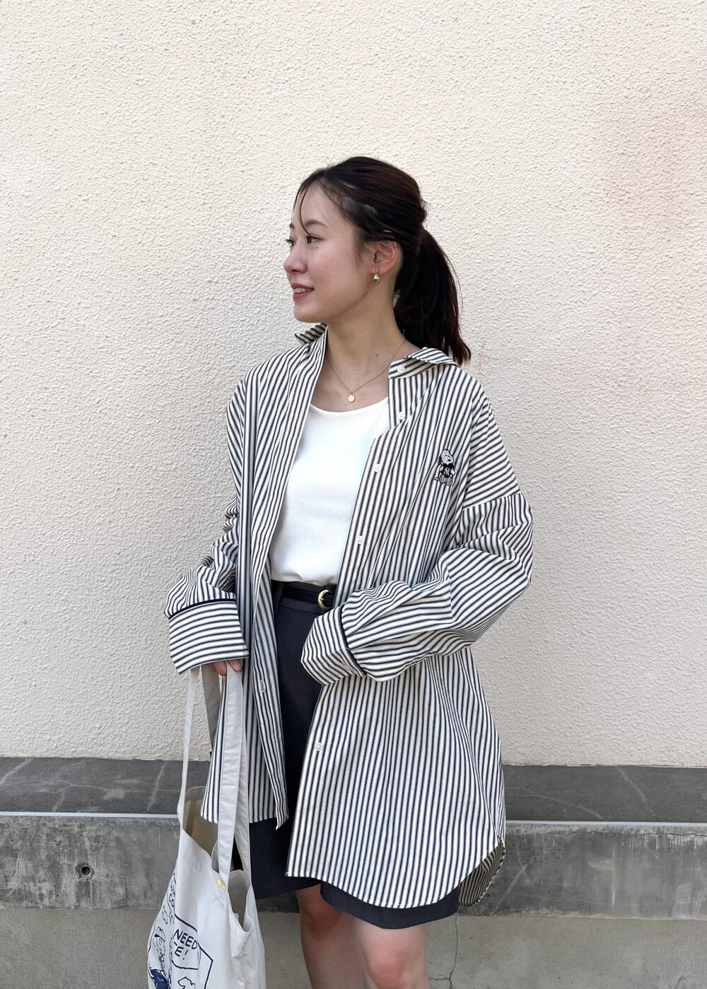 グレー系のその他パンツ、ホワイト系のタンクトップ、ホワイト系のシャツ/ブラウスを着用したレディースの秋コーディネートの5枚目の写真