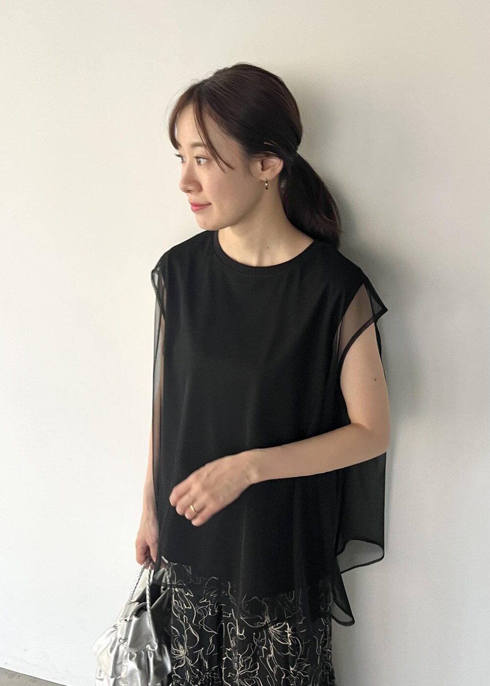 ブラック系のサンダル、ブラック系のTシャツ/カットソー、ブラック系のスカートを着用したレディースの夏コーディネートの4枚目の写真