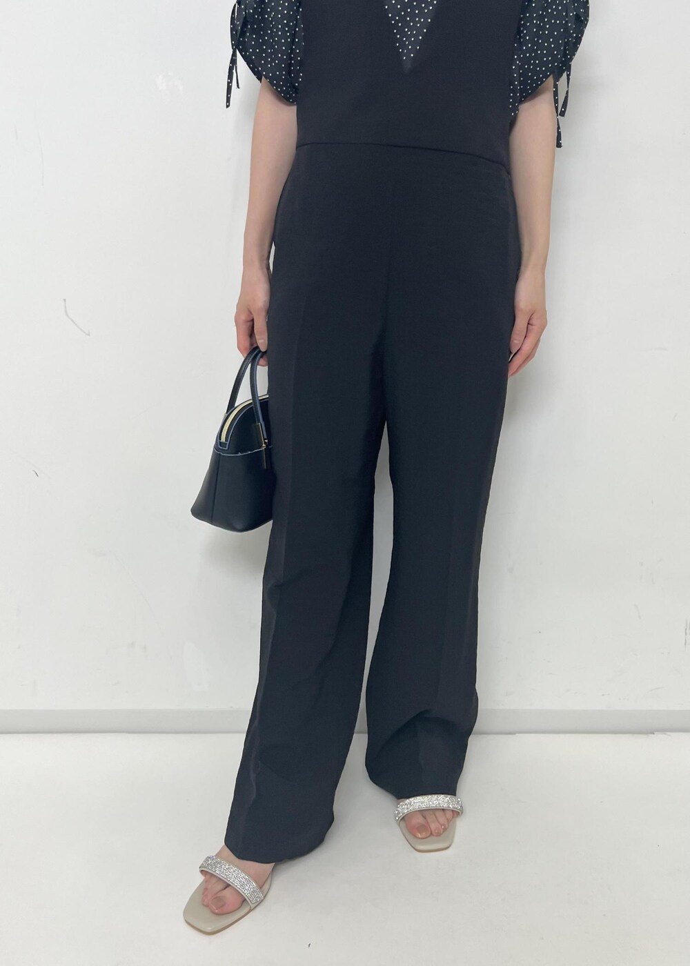 ホワイト系のサンダル、ブラック系のシャツ/ブラウス、ブラック系のつなぎ/オールインワンを着用したレディースの夏コーディネートの4枚目の写真