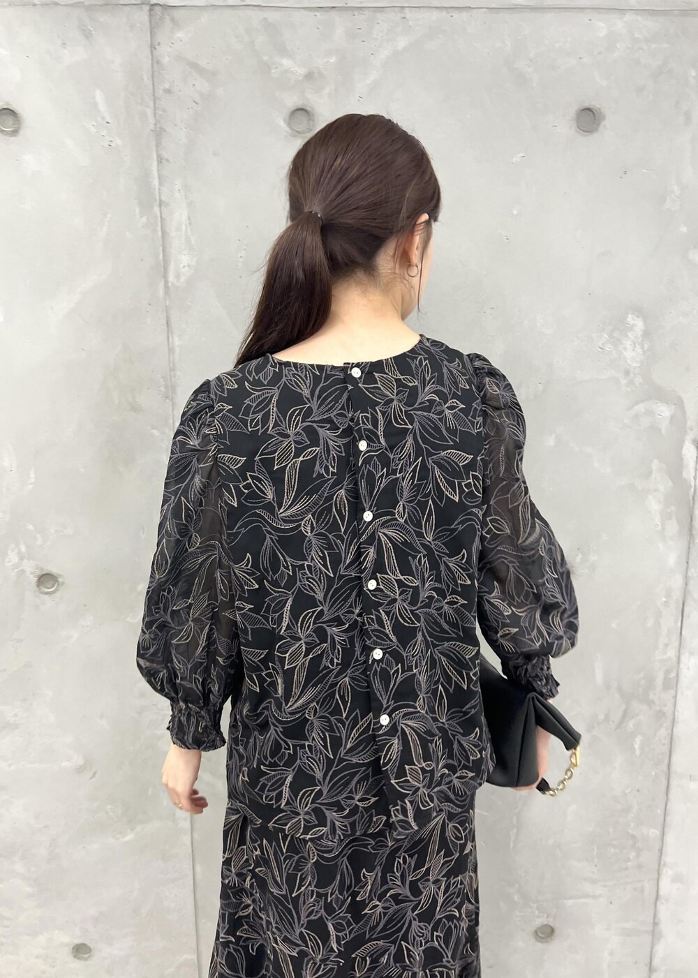 ブルー系のパンプス、ブラック系のショルダーバッグ、ブラック系のシャツ/ブラウスを着用したレディースの夏コーディネートの5枚目の写真