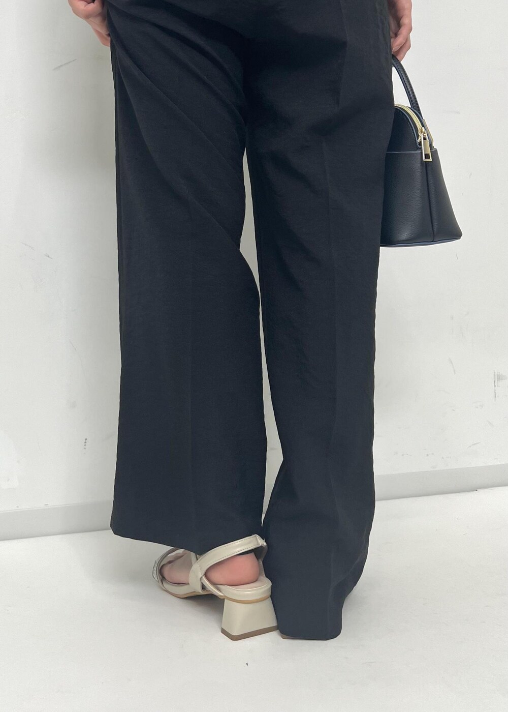 ホワイト系のサンダル、ブラック系のシャツ/ブラウス、ブラック系のつなぎ/オールインワンを着用したレディースの夏コーディネートの6枚目の写真