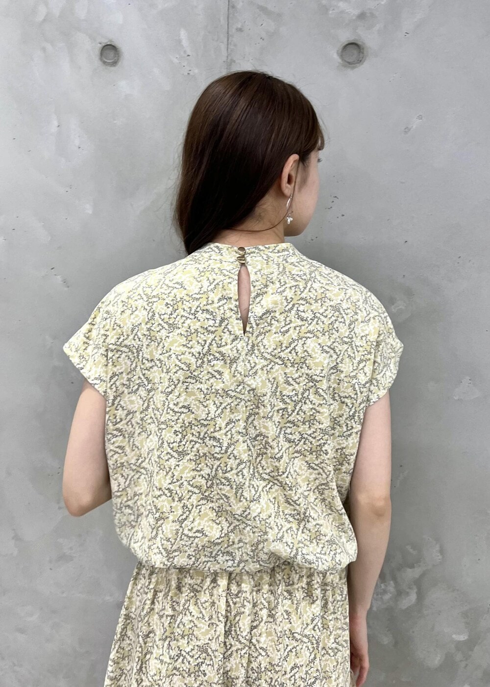 ベージュ系のサンダル、ホワイト系のトートバッグ、イエロー系のワンピースを着用したレディースの夏コーディネートの6枚目の写真