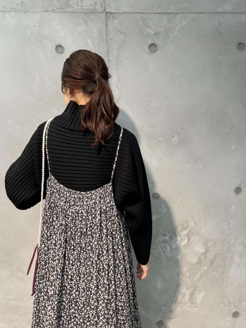 ブラック系のニット/セーター、ブラック系のワンピース、ブラック系のその他シューズを着用したレディースの夏コーディネートの4枚目の写真