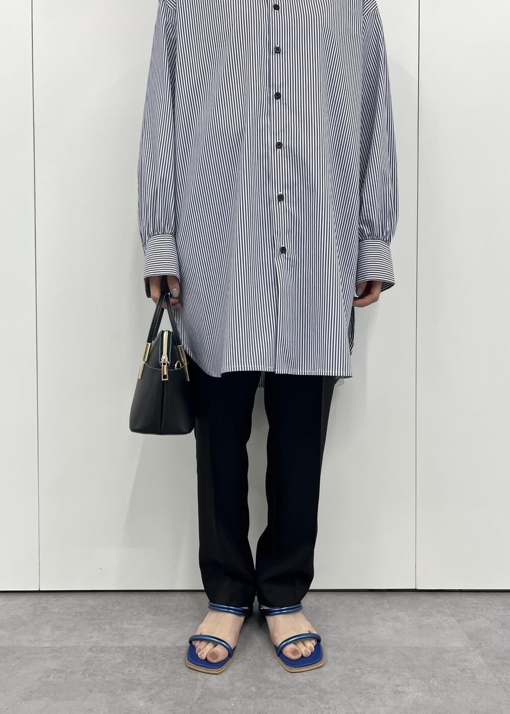 ブルー系のサンダル、ブラック系のショルダーバッグ、ブラック系のその他パンツを着用したレディースの夏コーディネートの5枚目の写真