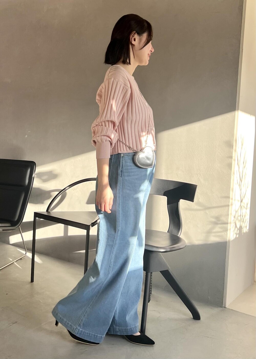 ピンク系のカーディガン/ボレロ、ブルー系のデニムパンツ、ブラック系のパンプスを着用したレディースの冬コーディネートの2枚目の写真