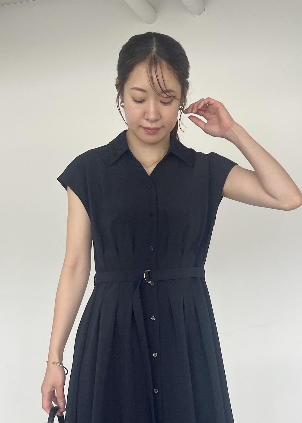 ブルー系のワンピース、ブラック系のサンダル、ブラック系のハンドバッグを着用したレディースの夏コーディネートの4枚目の写真