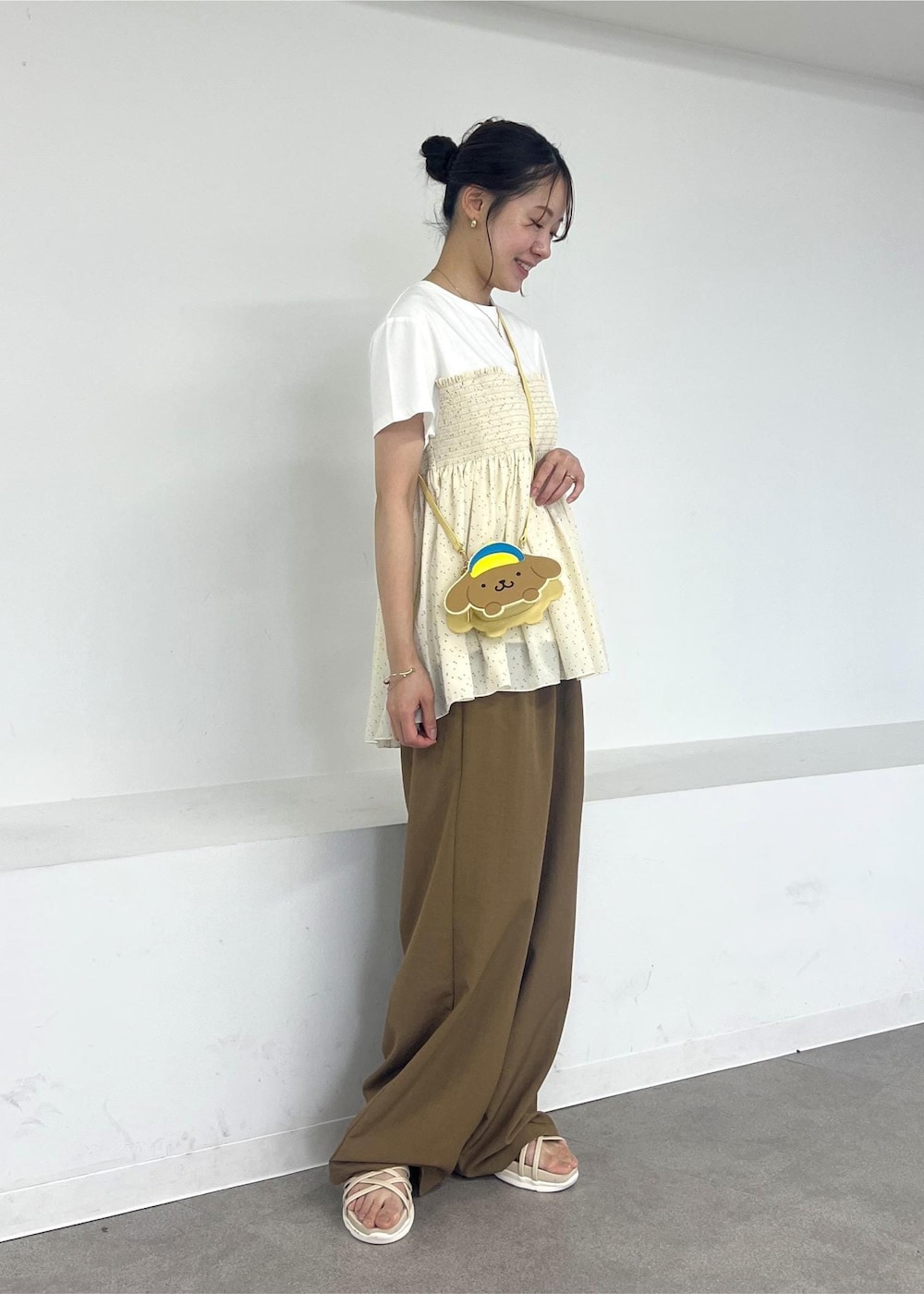イエロー系のその他パンツ、ホワイト系のサンダル、ブラック系のTシャツ/カットソーを着用したレディースの夏コーディネートの6枚目の写真