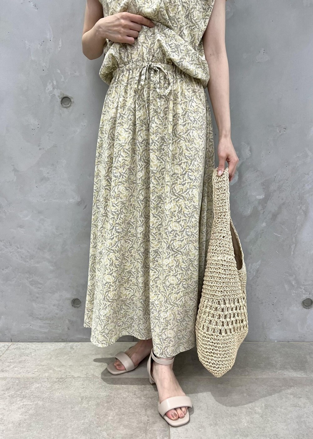 ベージュ系のサンダル、ホワイト系のトートバッグ、イエロー系のワンピースを着用したレディースの夏コーディネートの7枚目の写真