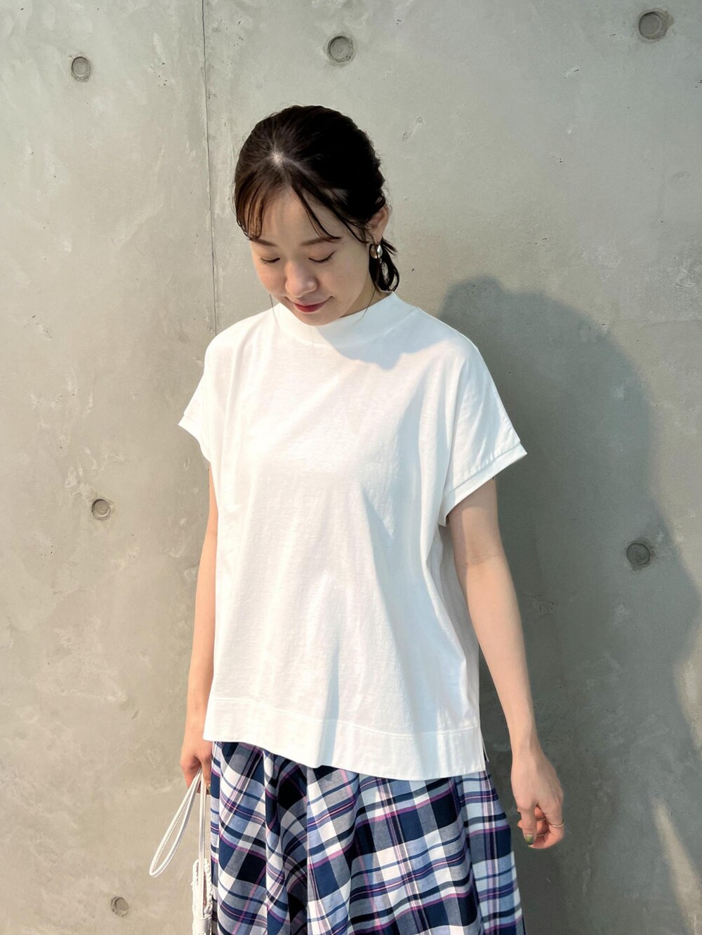 ホワイト系のTシャツ/カットソー、ブルー系のスカート、シルバー系のバレエシューズを着用したレディースの夏コーディネートの5枚目の写真