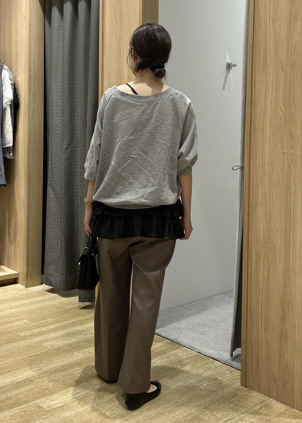 ブラック系のショルダーバッグ、ブラック系のキャミソール、グレー系のスウェットを着用したレディースの秋コーディネートの4枚目の写真