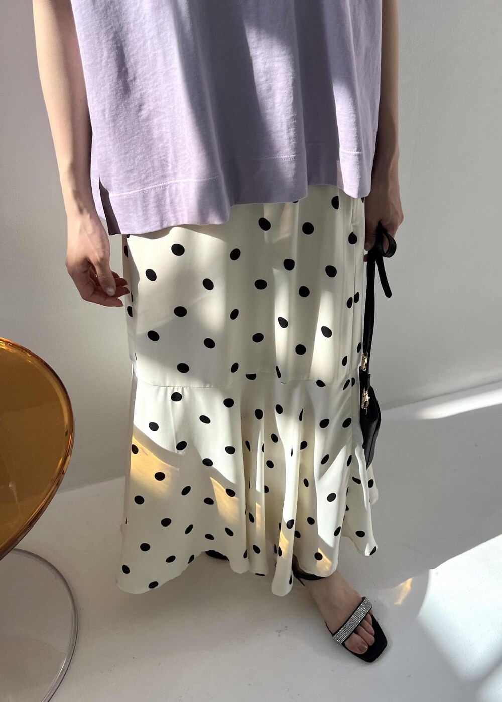 ブラック系のショルダーバッグ、パープル系のTシャツ/カットソー、ブラック系のサンダルを着用したレディースの春コーディネートの5枚目の写真