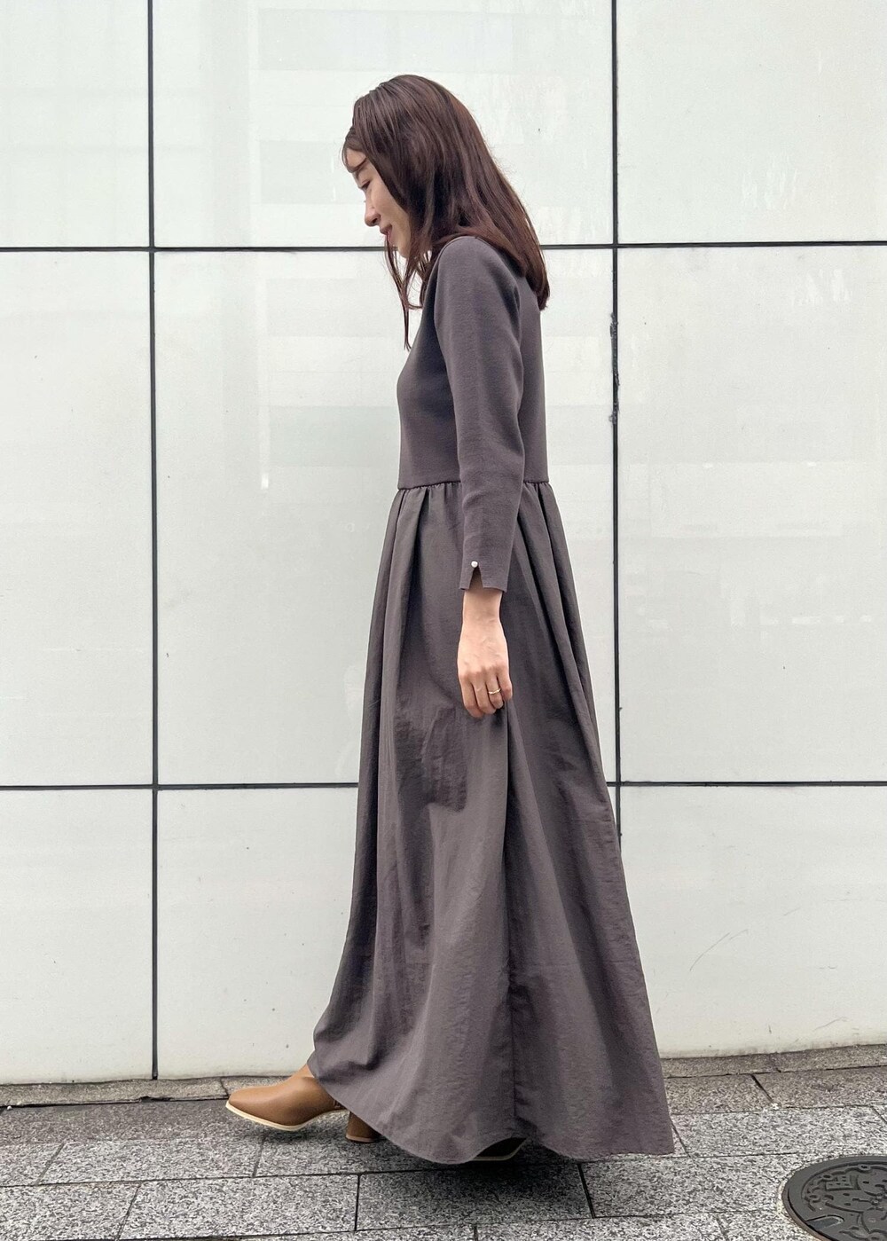 ブラウン系のブーツ、グレー系のワンピースを着用したレディースの秋コーディネートの2枚目の写真