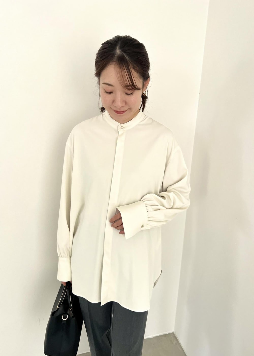 ブラック系のローファー、ブラック系のショルダーバッグ、グレー系のその他パンツを着用したレディースの冬コーディネートの4枚目の写真