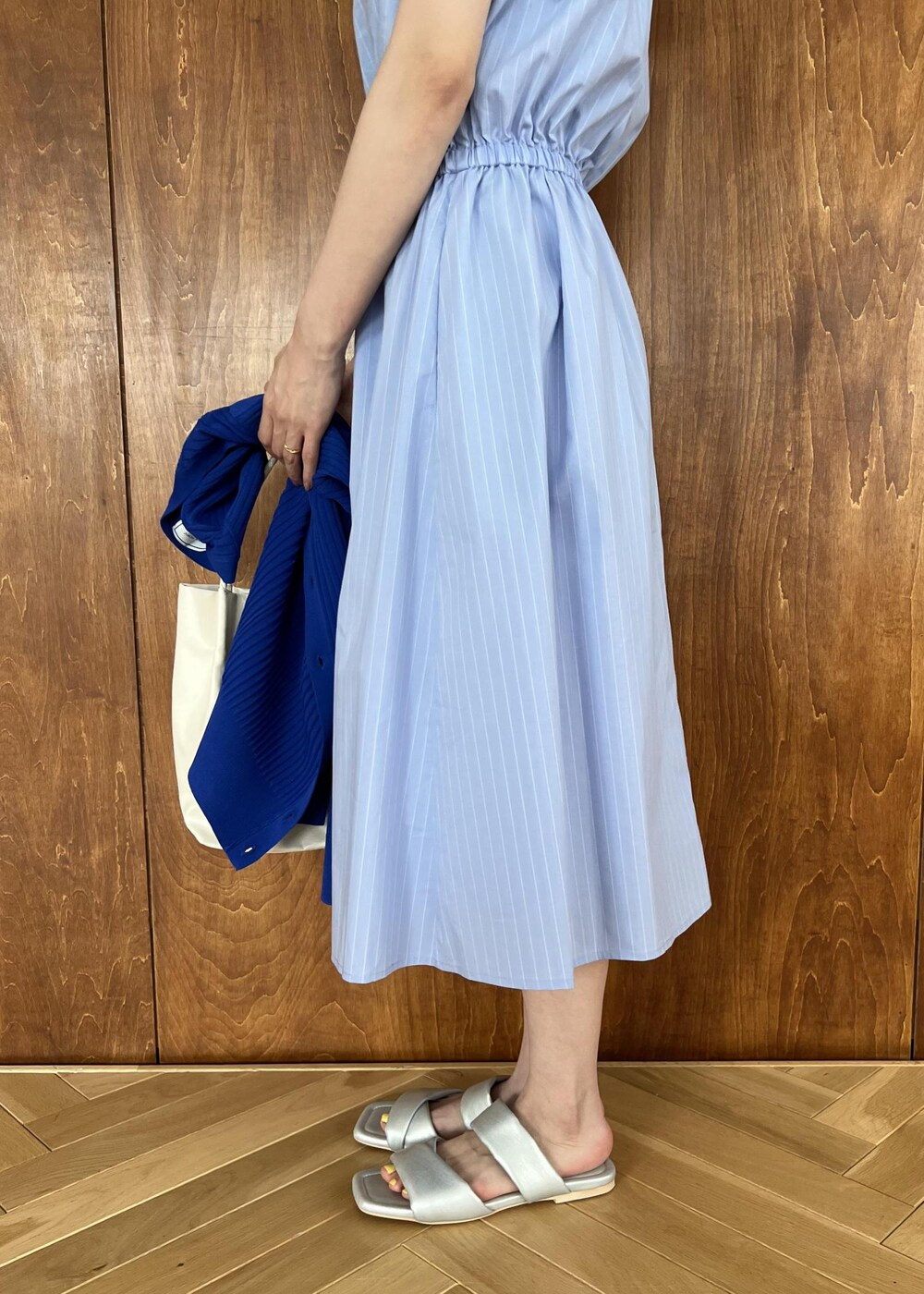 シルバー系のサンダル、ブルー系のカーディガン/ボレロ、ホワイト系のトートバッグを着用したレディースの夏コーディネートの9枚目の写真