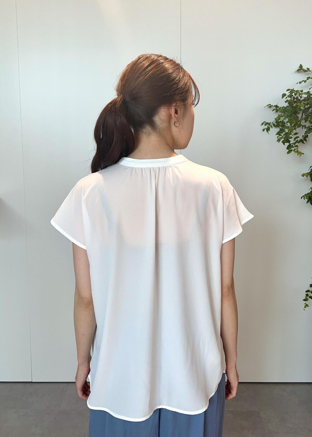 シルバー系のトートバッグ、ホワイト系のサンダル、ブルー系のその他パンツを着用したレディースの夏コーディネートの4枚目の写真