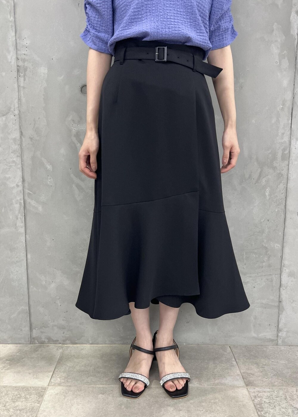 ブルー系のTシャツ/カットソー、ブラック系のサンダル、ブラック系のスカートを着用したレディースの夏コーディネートの7枚目の写真