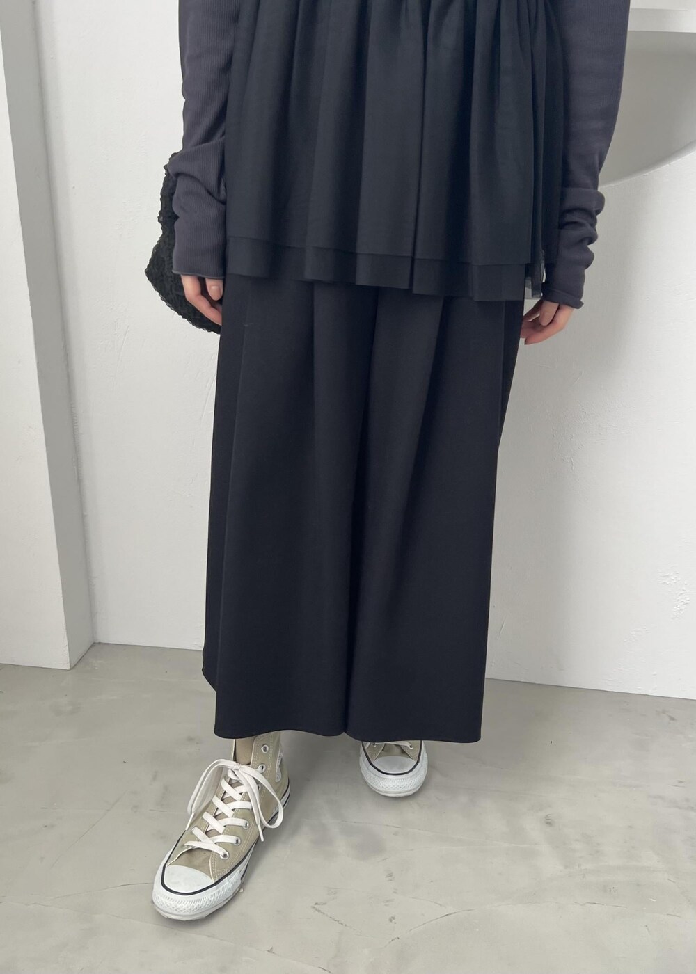 グレー系のTシャツ/カットソー、ブラック系のその他パンツ、ブラック系のショルダーバッグを着用したレディースの冬コーディネートの4枚目の写真