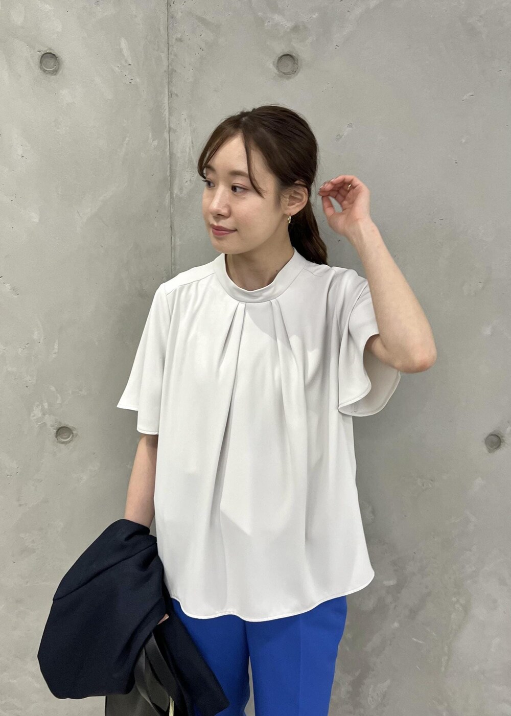 ブラック系のパンプス、グレー系のシャツ/ブラウス、ブラック系のトートバッグを着用したレディースの夏コーディネートの4枚目の写真