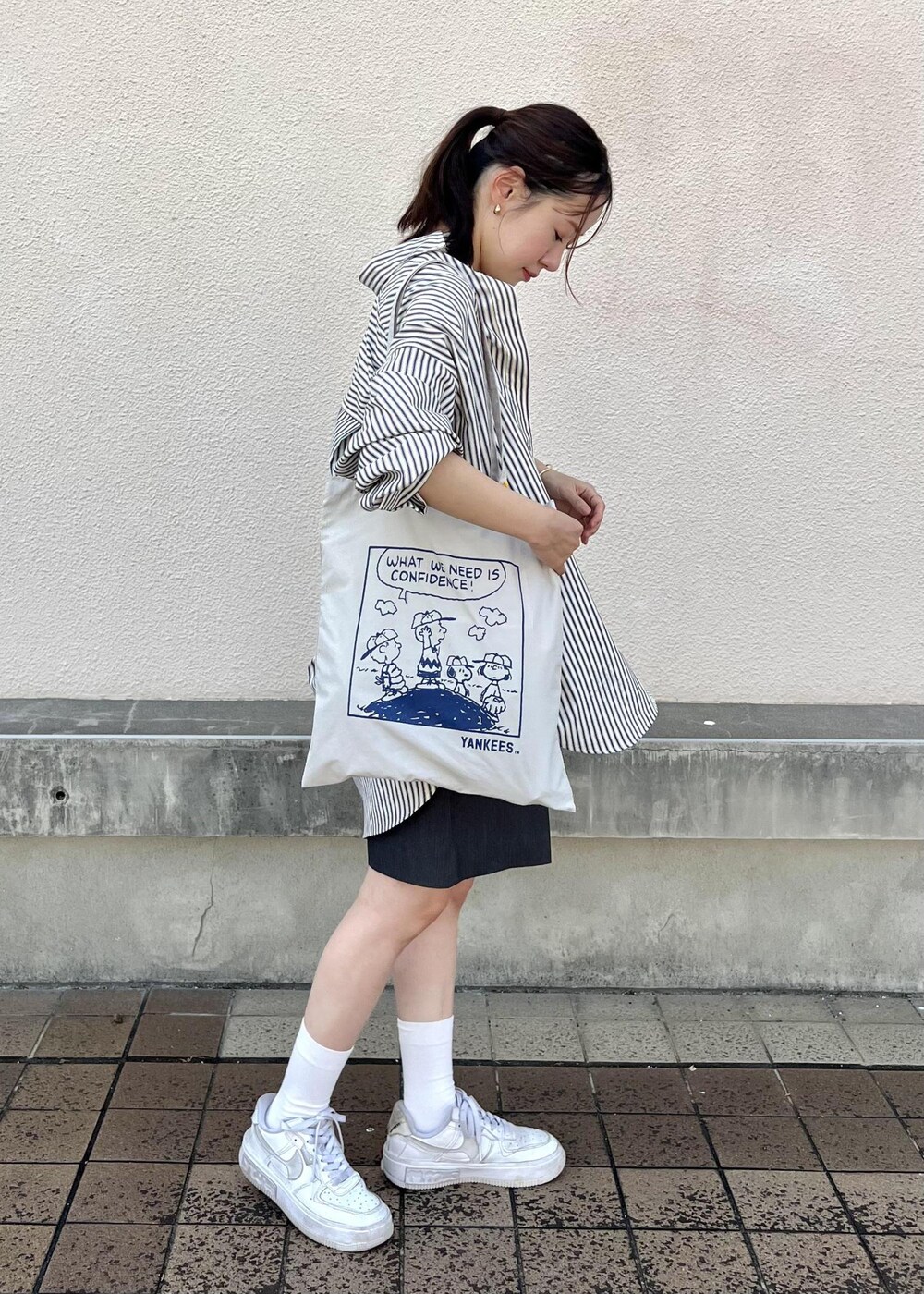 グレー系のその他パンツ、ホワイト系のタンクトップ、ホワイト系のシャツ/ブラウスを着用したレディースの秋コーディネートの4枚目の写真