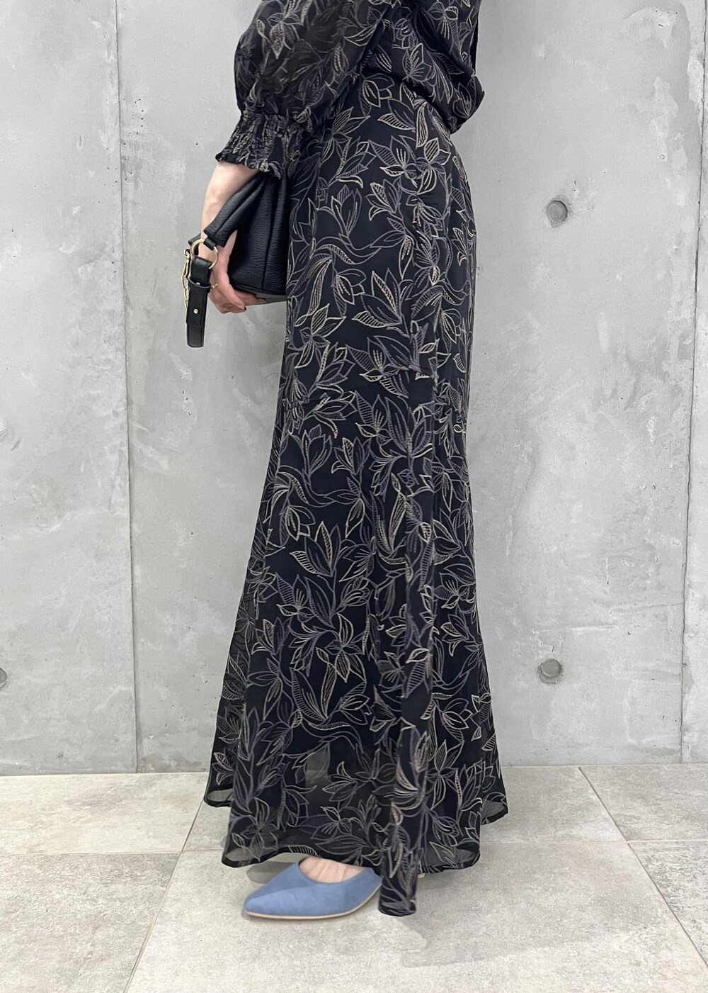 ブルー系のパンプス、ブラック系のショルダーバッグ、ブラック系のシャツ/ブラウスを着用したレディースの夏コーディネートの7枚目の写真