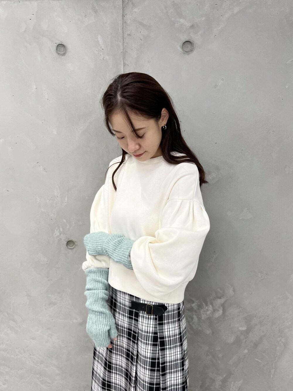 ホワイト系のダウンジャケット/コート、ホワイト系のスカート、ブラック系のショルダーバッグを着用したレディースの冬コーディネートの5枚目の写真