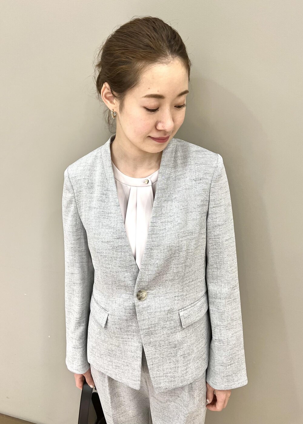 パープル系のシャツ/ブラウス、グレー系のテーラードジャケット、グレー系のその他パンツを着用したレディースの春コーディネートの4枚目の写真