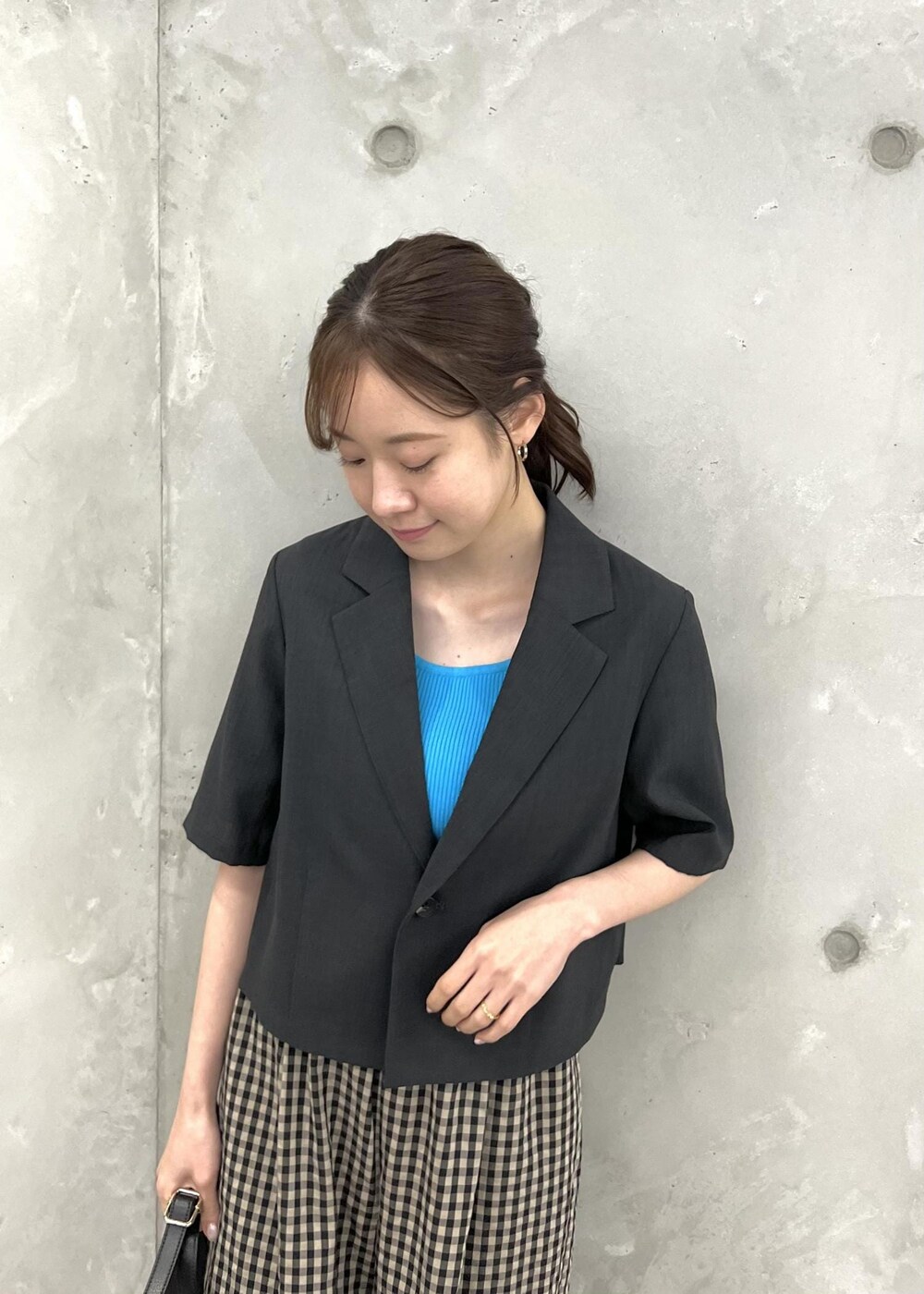 グレー系のテーラードジャケット、ブラウン系のその他パンツ、ブルー系のニット/セーターを着用したレディースの春コーディネートの7枚目の写真