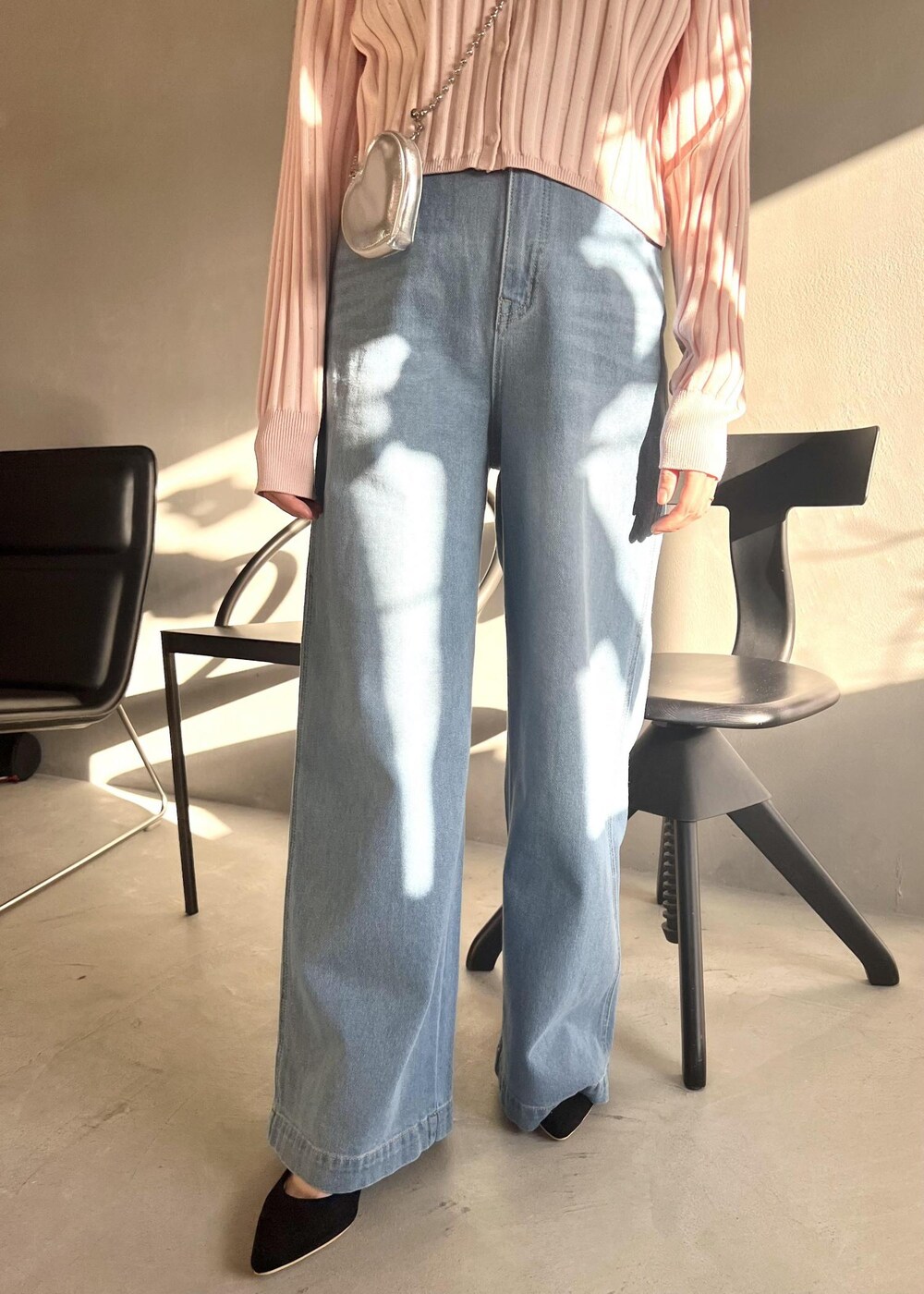 ピンク系のカーディガン/ボレロ、ブルー系のデニムパンツ、ブラック系のパンプスを着用したレディースの冬コーディネートの5枚目の写真