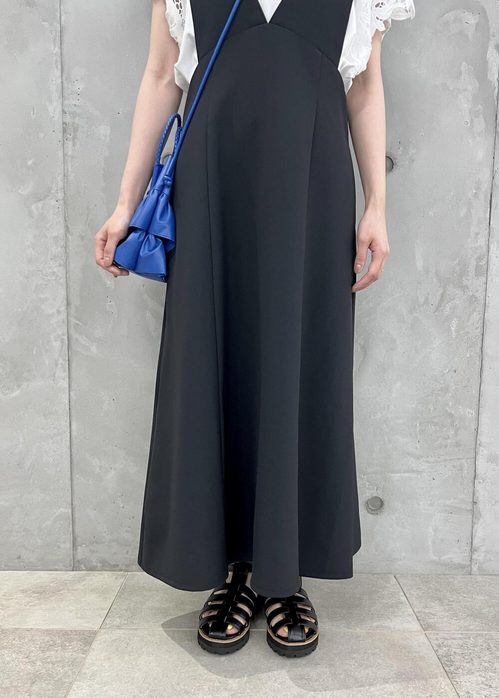 ブラック系のサンダル、ホワイト系のTシャツ/カットソー、ブルー系のショルダーバッグを着用したレディースの夏コーディネートの7枚目の写真