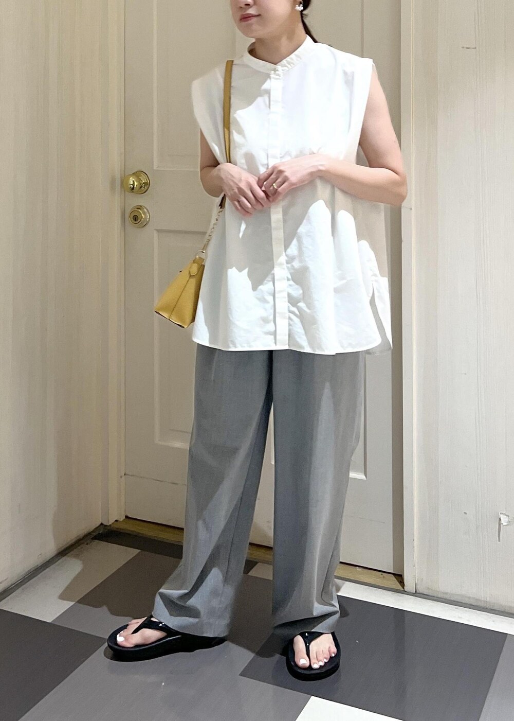 ホワイト系のシャツ/ブラウス、グレー系のその他パンツ、ブラック系のサンダルを着用したレディースの夏コーディネートの5枚目の写真