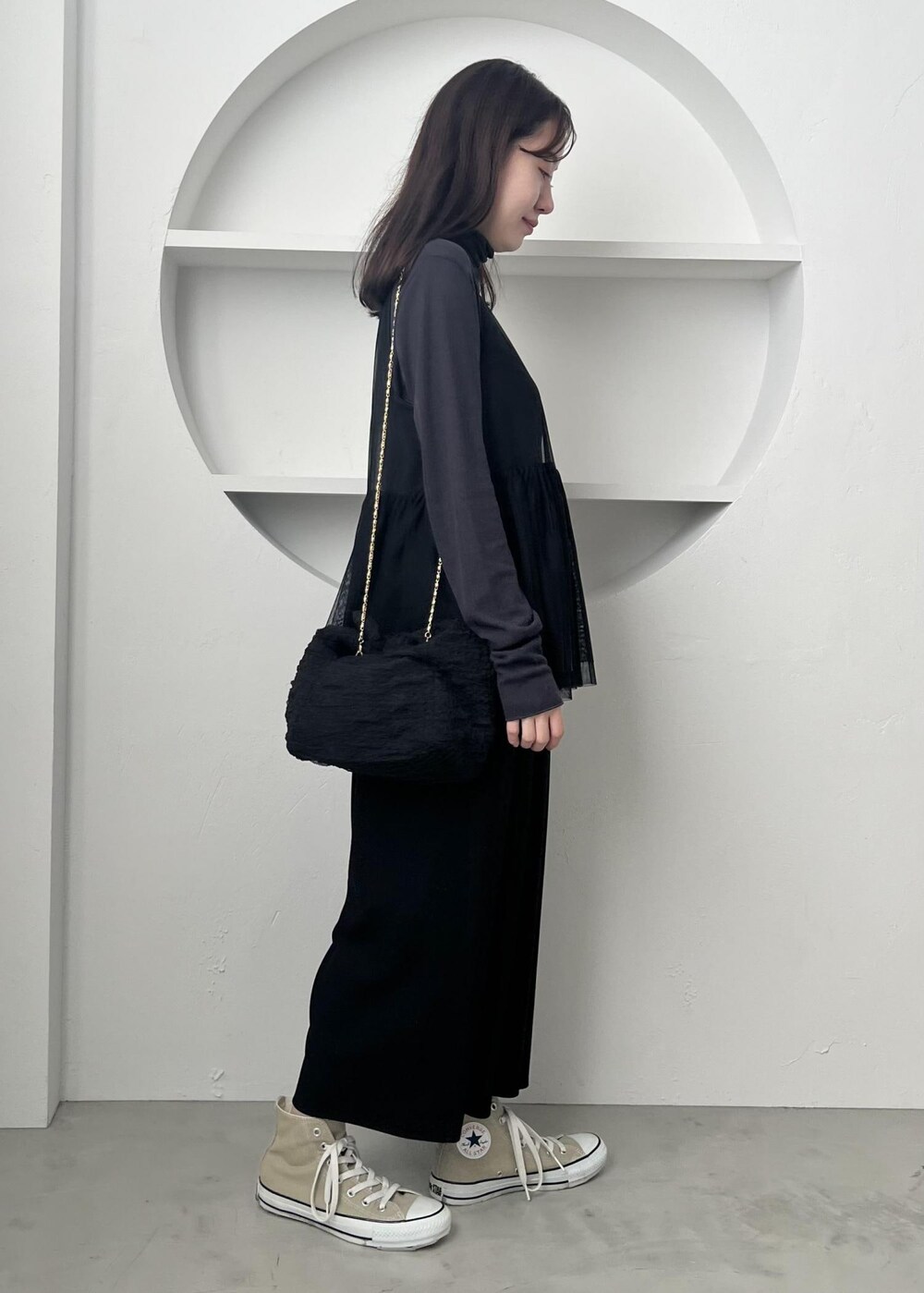 グレー系のTシャツ/カットソー、ブラック系のその他パンツ、ブラック系のショルダーバッグを着用したレディースの冬コーディネートの2枚目の写真