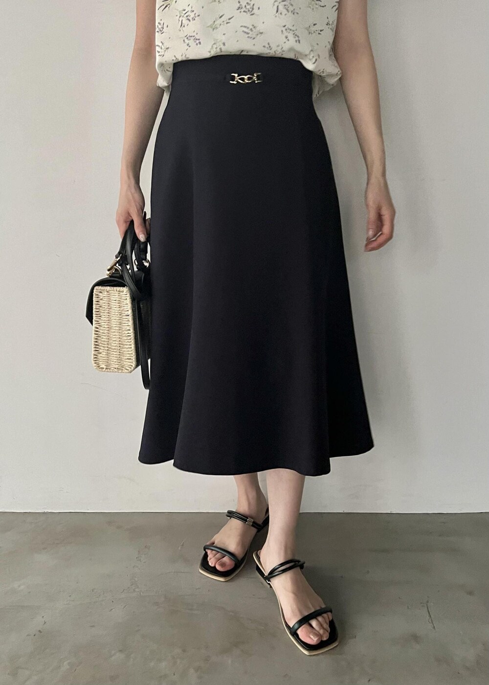 ブラック系のショルダーバッグ、ブラック系のサンダル、ブルー系のスカートを着用したレディースの夏コーディネートの6枚目の写真