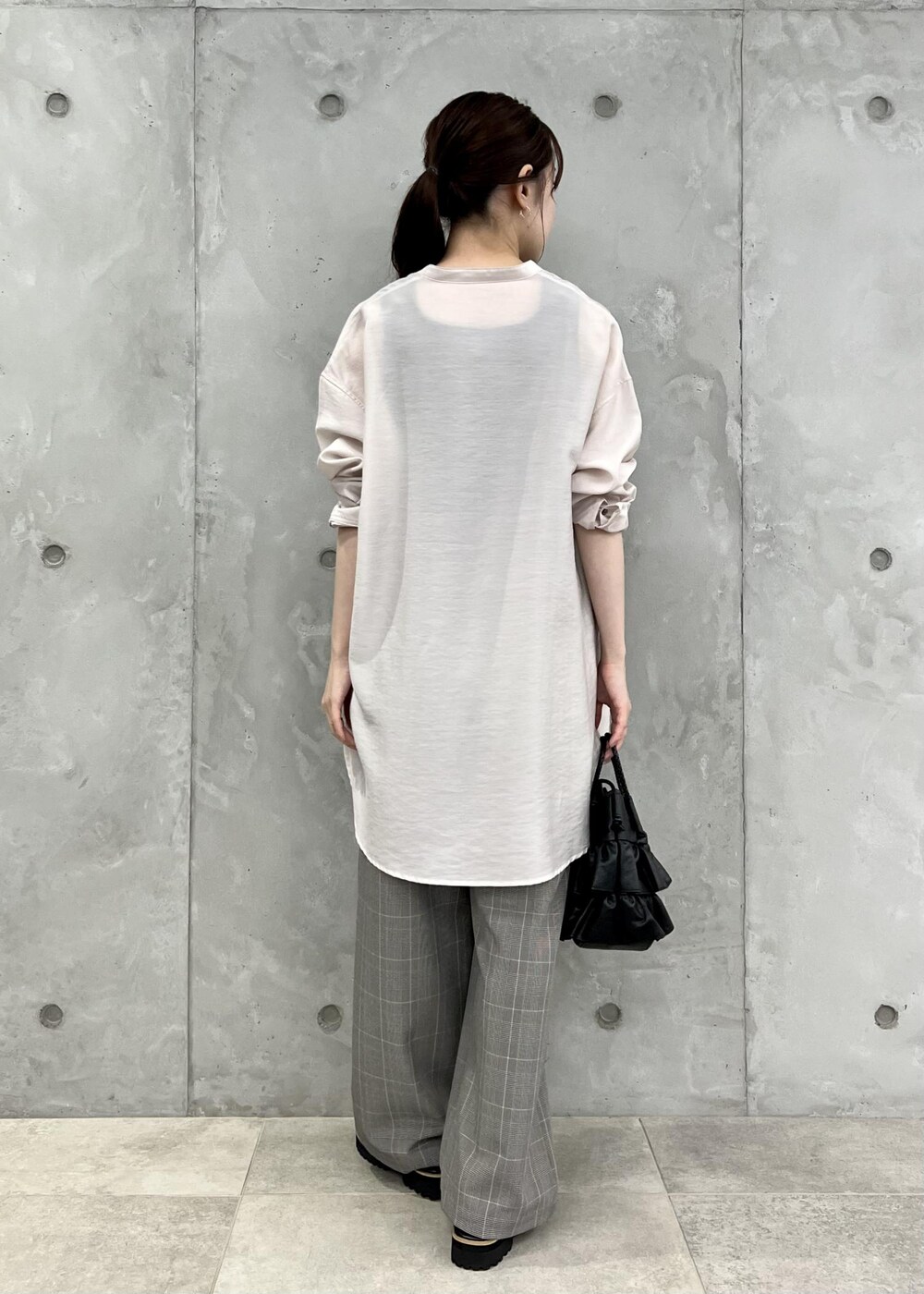 グレー系のその他パンツ、ブラック系のサンダル、ブラック系のショルダーバッグを着用したレディースの夏コーディネートの3枚目の写真