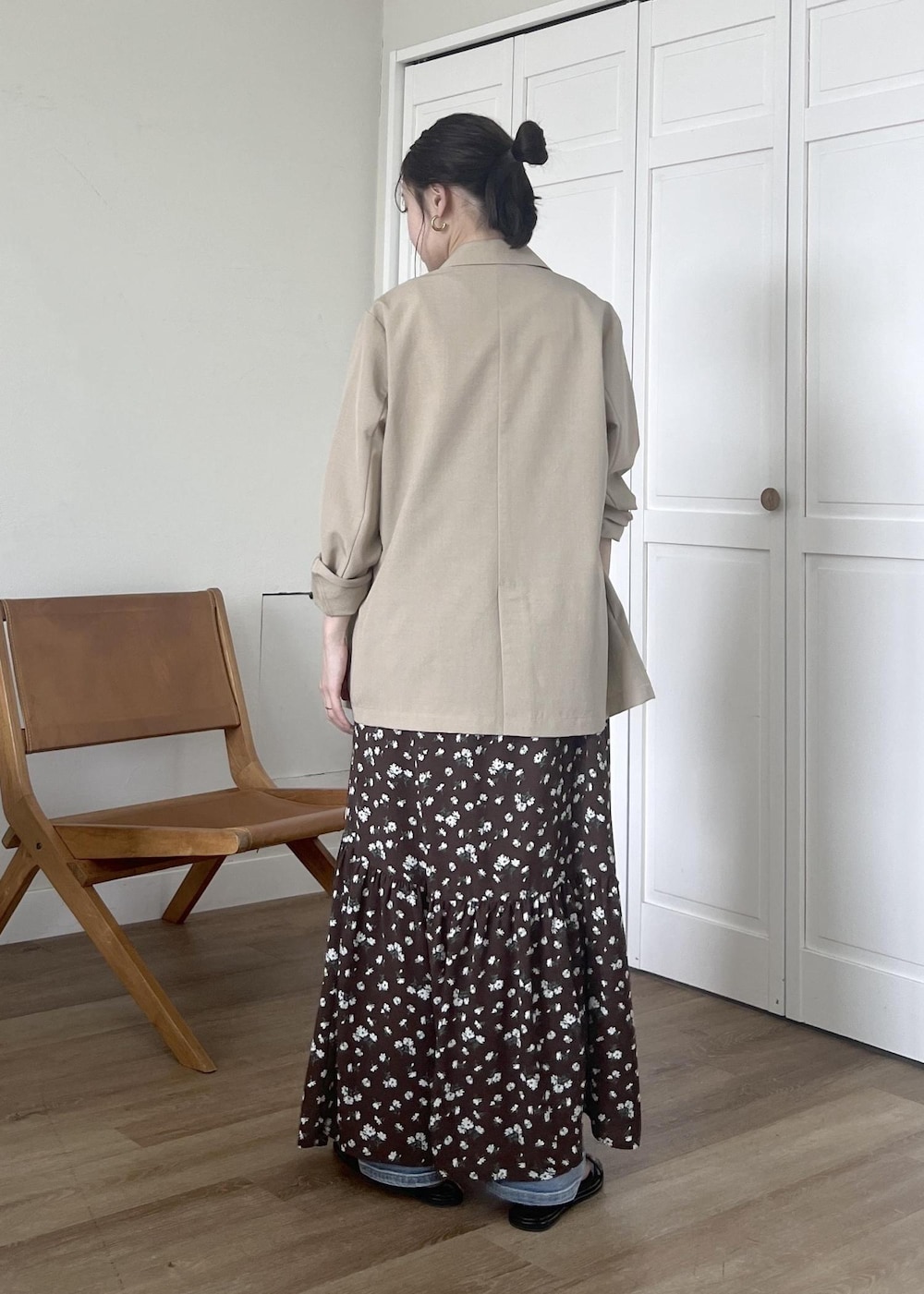 ブルー系のデニムパンツ、ブラック系のショルダーバッグ、ホワイト系のタンクトップを着用したレディースの春コーディネートの3枚目の写真