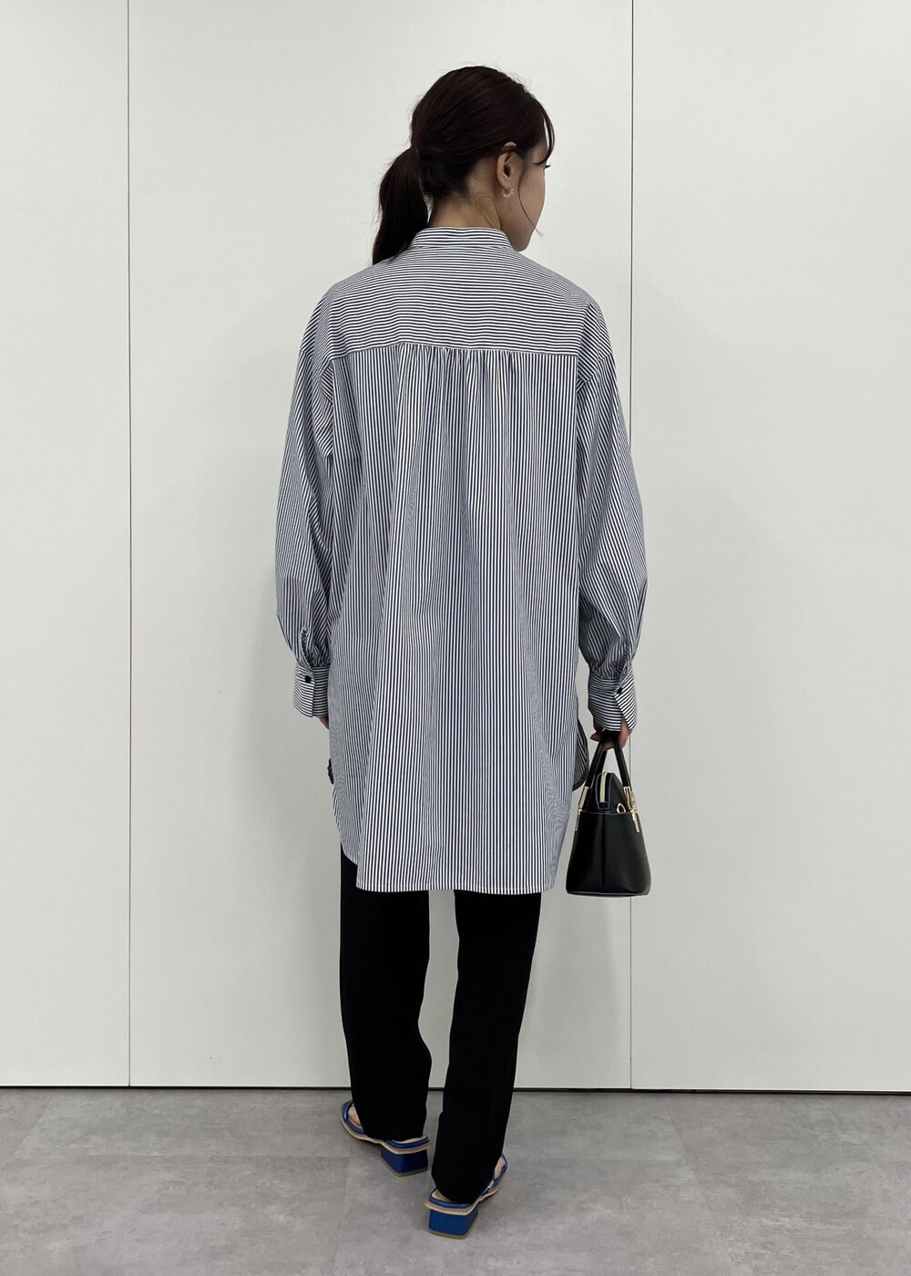 ブルー系のサンダル、ブラック系のショルダーバッグ、ブラック系のその他パンツを着用したレディースの夏コーディネートの3枚目の写真