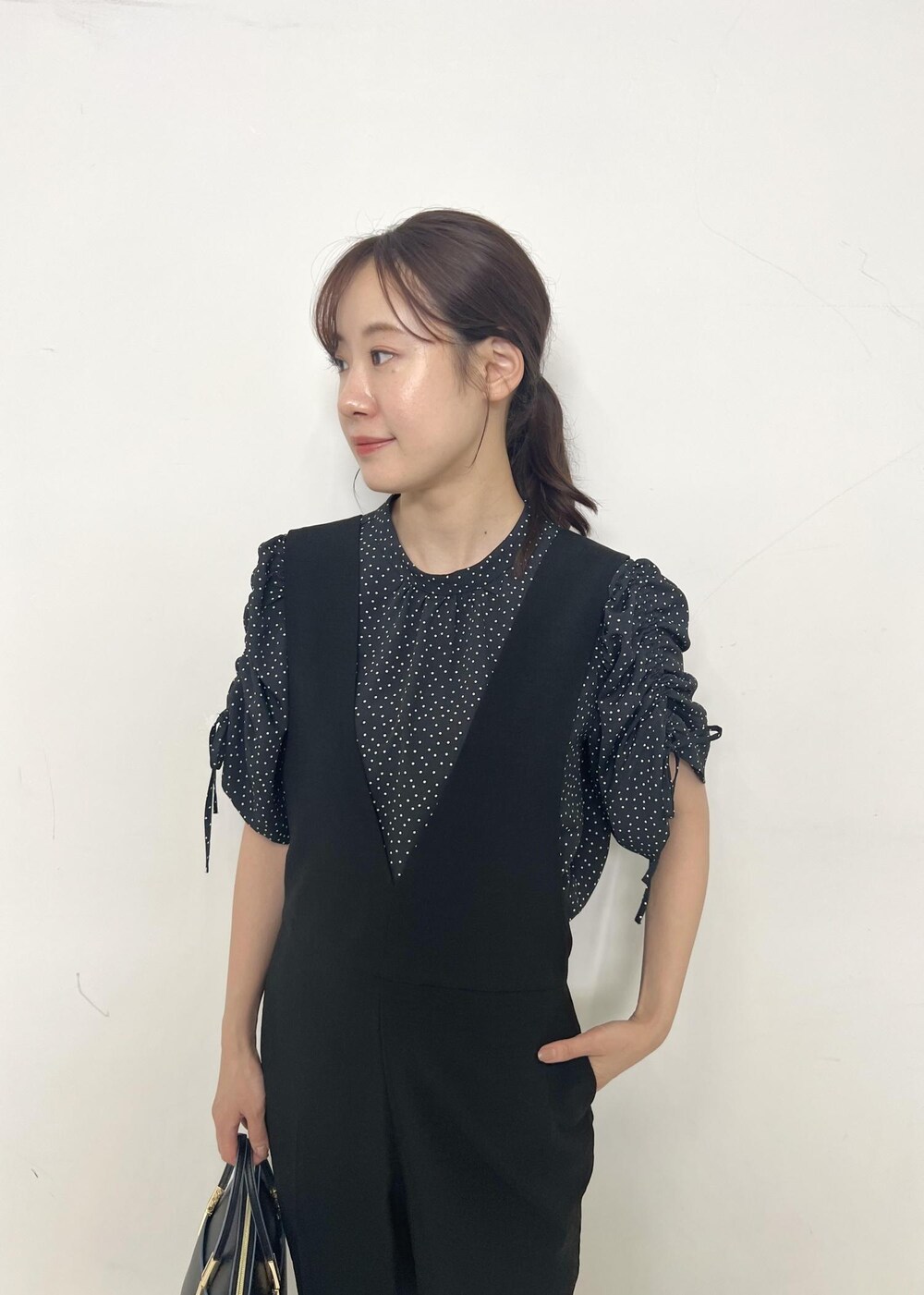 ホワイト系のサンダル、ブラック系のシャツ/ブラウス、ブラック系のつなぎ/オールインワンを着用したレディースの夏コーディネートの7枚目の写真