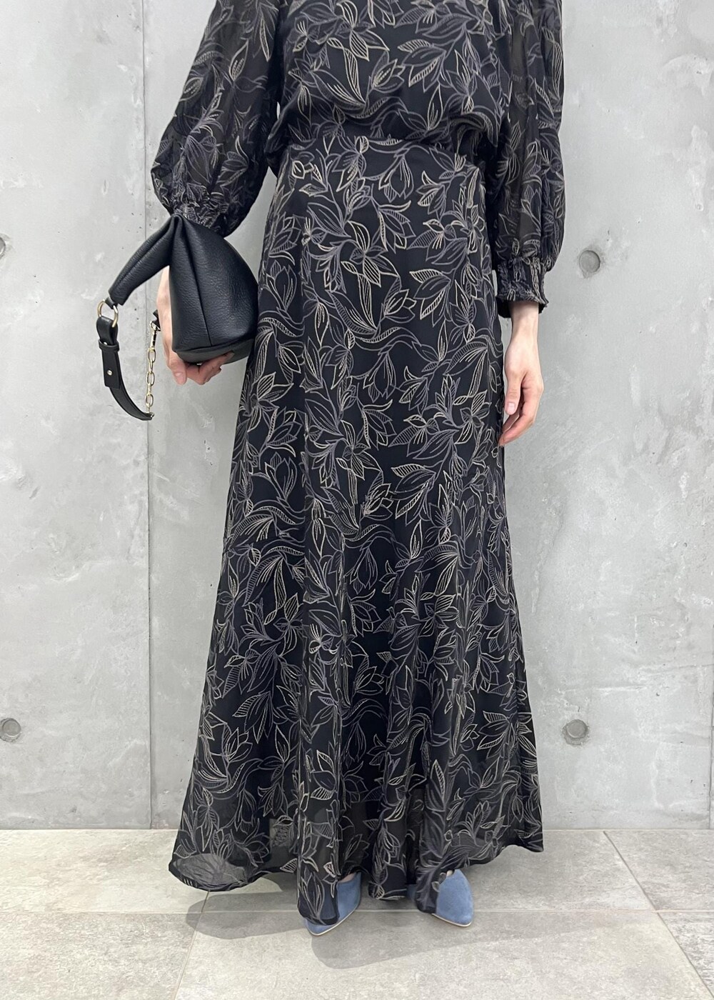 ブルー系のパンプス、ブラック系のショルダーバッグ、ブラック系のシャツ/ブラウスを着用したレディースの夏コーディネートの6枚目の写真