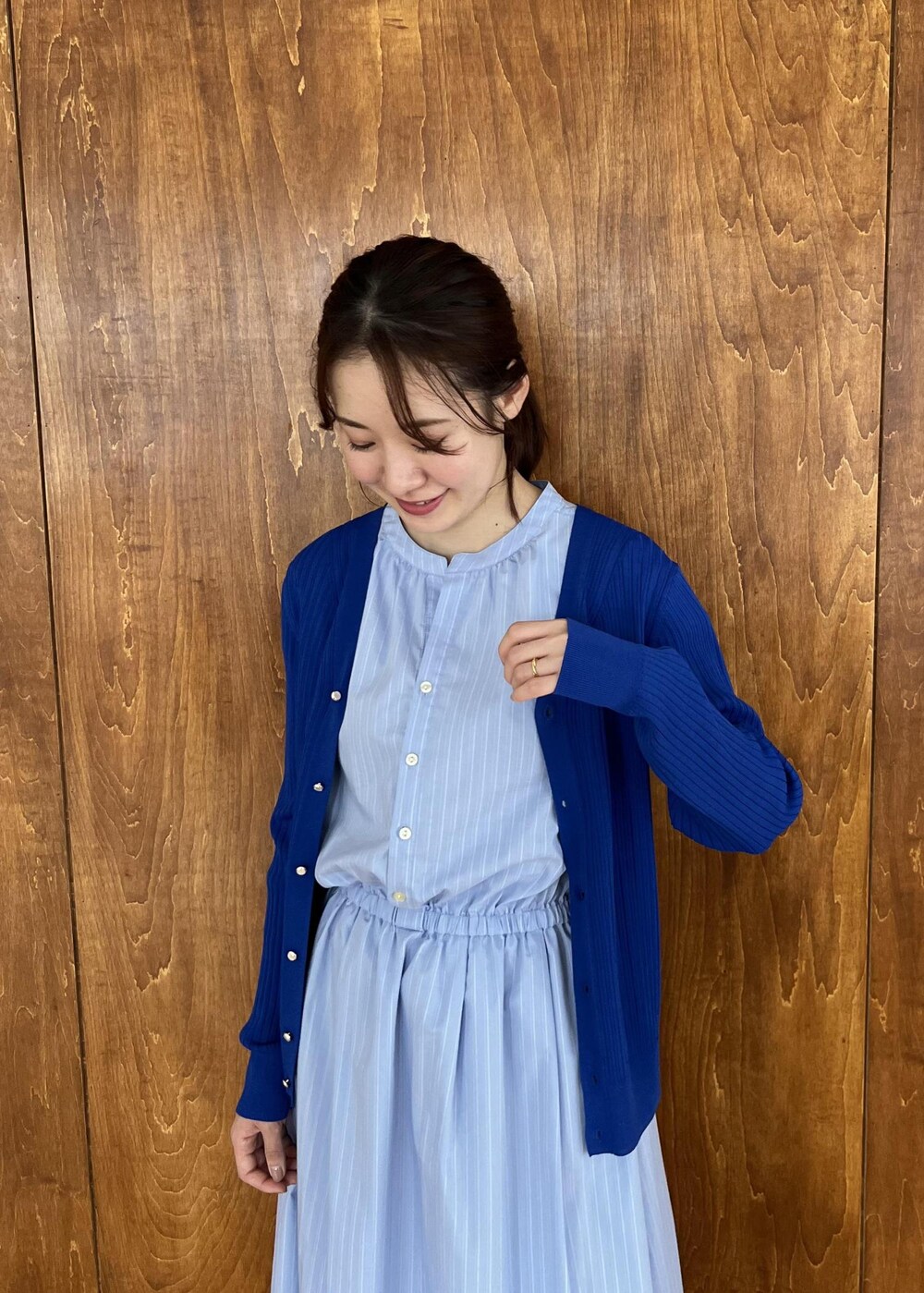 シルバー系のサンダル、ブルー系のカーディガン/ボレロ、ホワイト系のトートバッグを着用したレディースの夏コーディネートの6枚目の写真