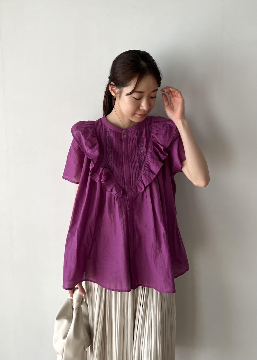 ベージュ系のスカート、ホワイト系のサンダル、ホワイト系のショルダーバッグを着用したレディースの夏コーディネートの4枚目の写真