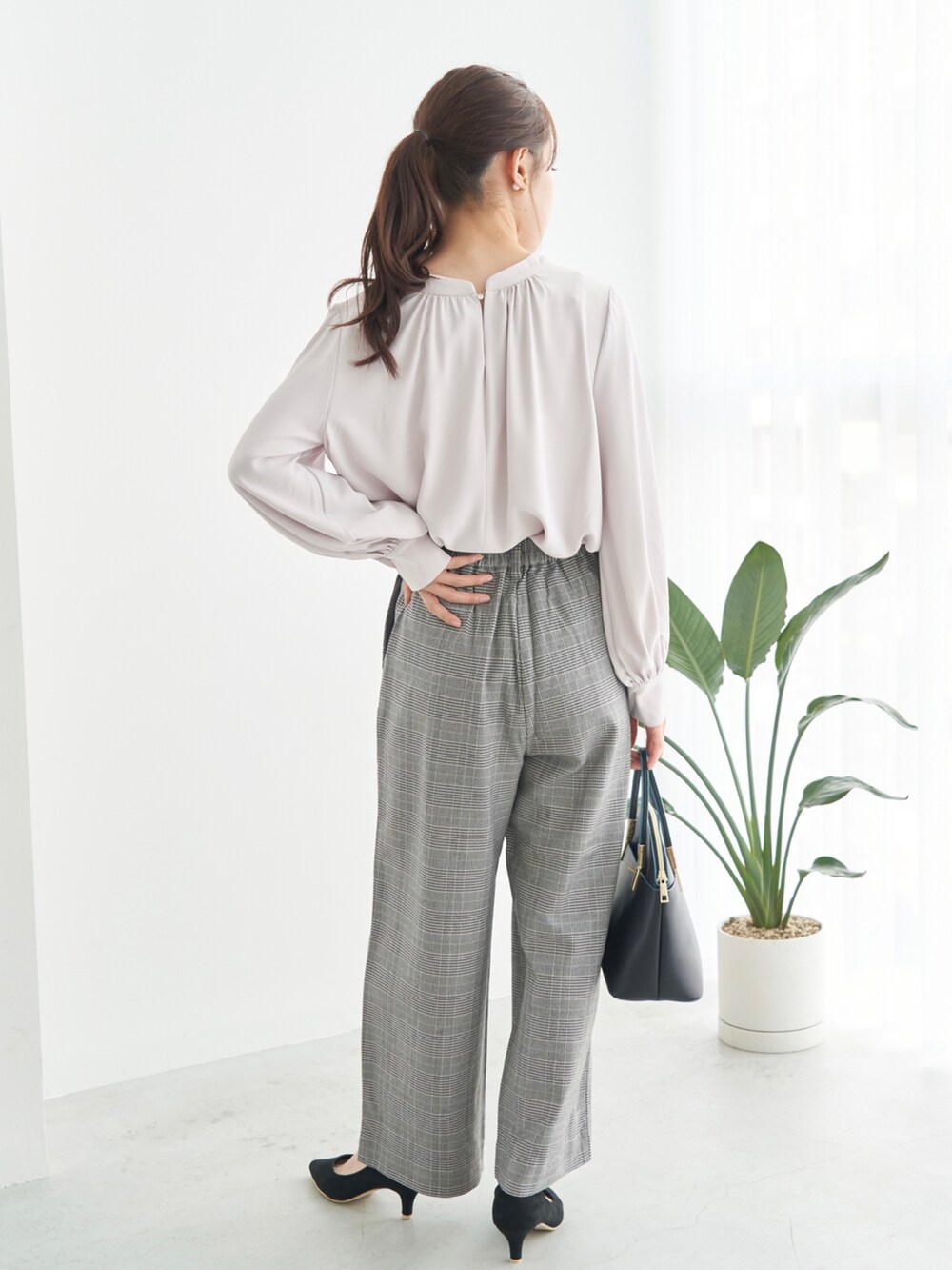 パープル系のシャツ/ブラウス、ブラック系のパンプス、ブラック系のショルダーバッグを着用したレディースの秋コーディネートの3枚目の写真