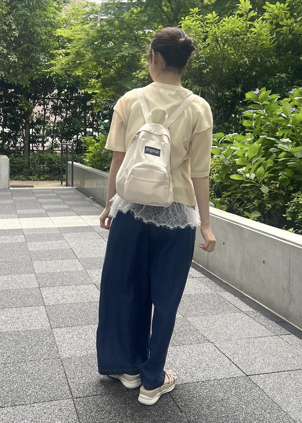 ホワイト系のサンダル、ホワイト系のタンクトップ、ベージュ系のニット/セーターを着用したレディースの夏コーディネートの3枚目の写真