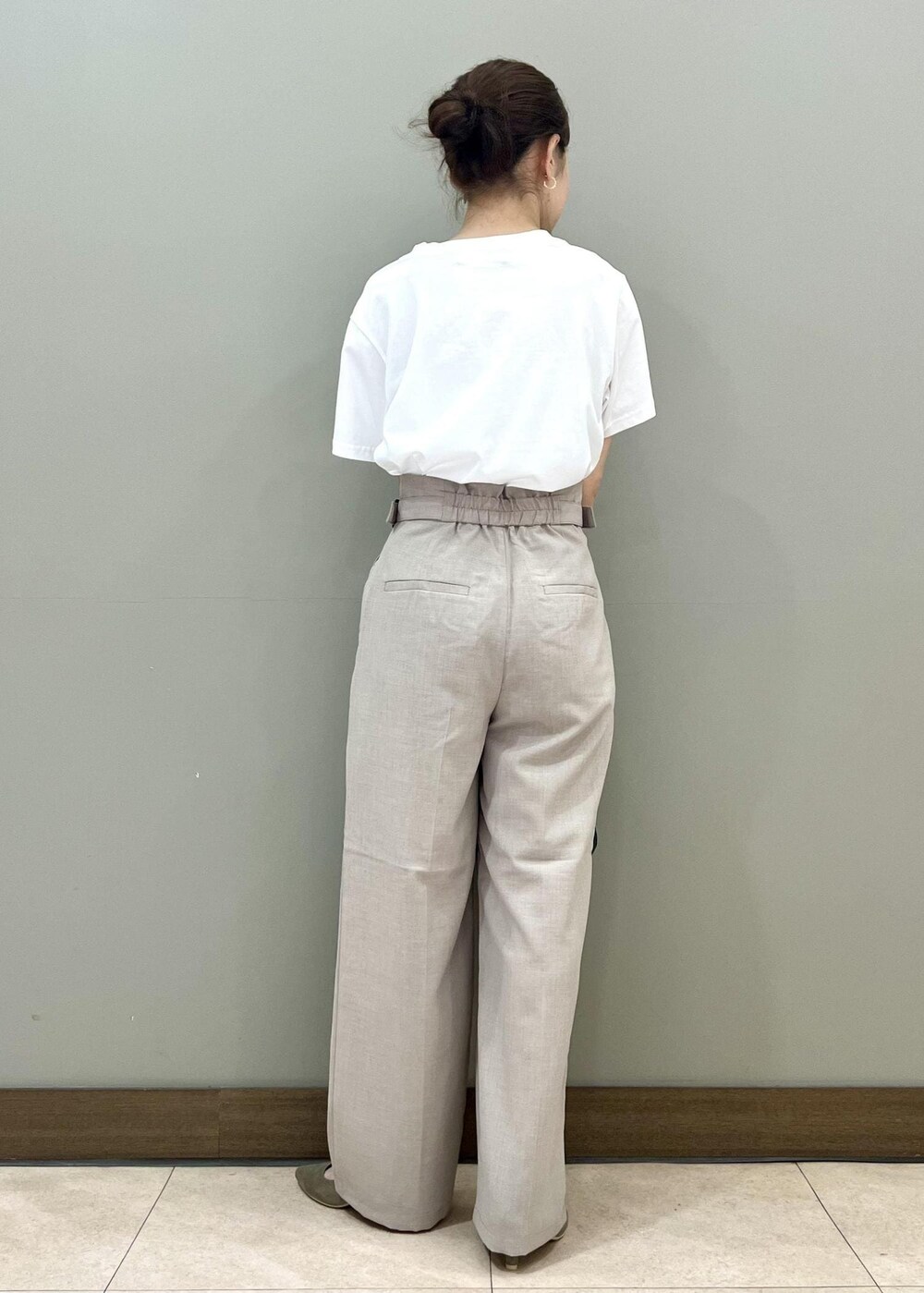 ブラック系のボストンバッグ、ベージュ系のテーラードジャケット、ホワイト系のTシャツ/カットソーを着用したレディースの夏コーディネートの3枚目の写真