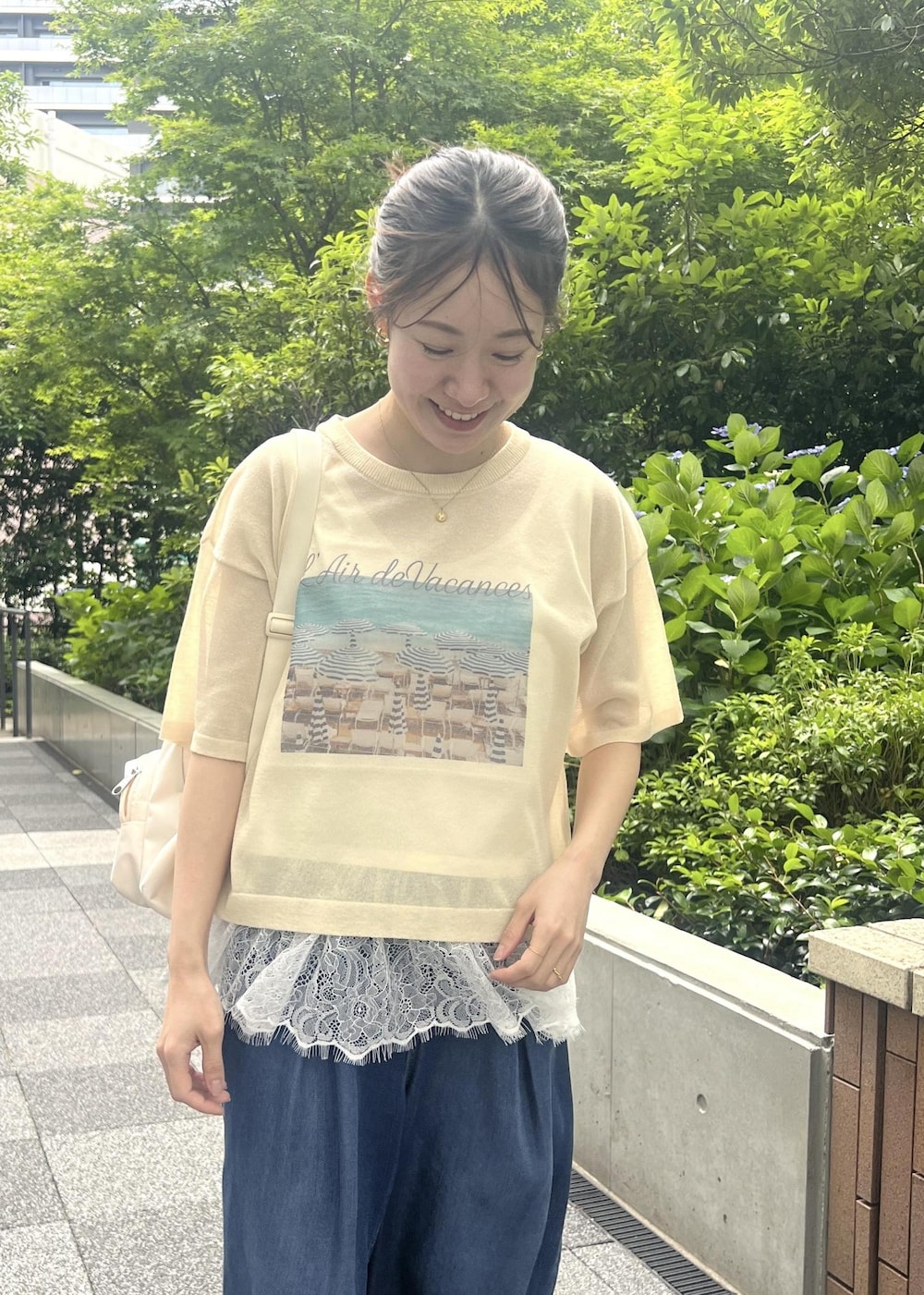 ホワイト系のサンダル、ホワイト系のタンクトップ、ベージュ系のニット/セーターを着用したレディースの夏コーディネートの5枚目の写真