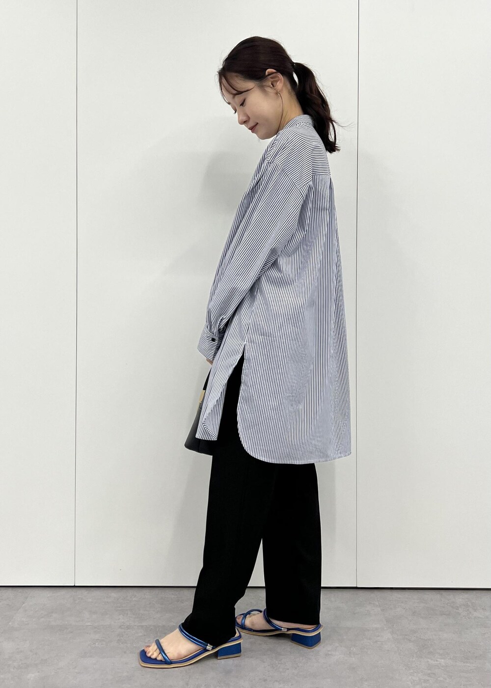 ブルー系のサンダル、ブラック系のショルダーバッグ、ブラック系のその他パンツを着用したレディースの夏コーディネートの2枚目の写真