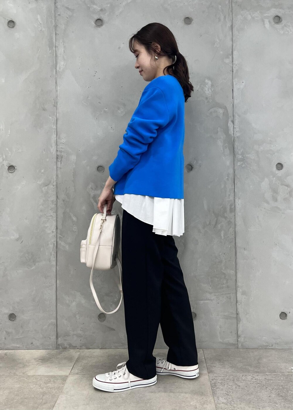 ブラック系のその他パンツ、ホワイト系のバックパック/リュック、ブルー系のカーディガン/ボレロを着用したレディースの秋コーディネートの2枚目の写真